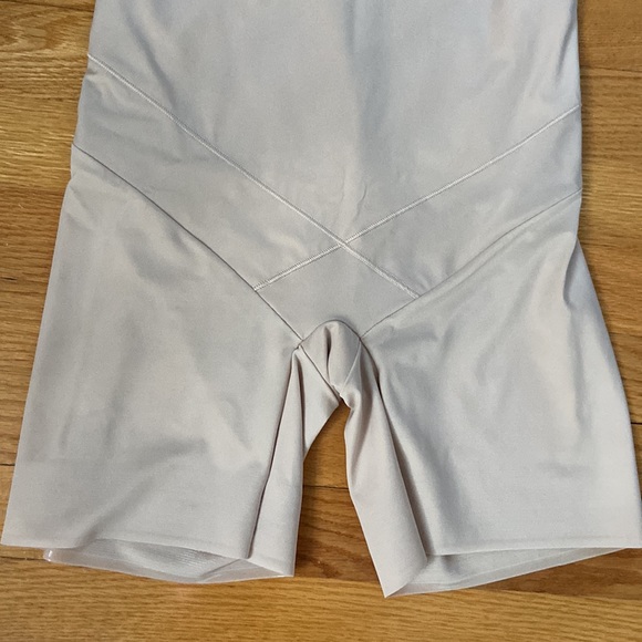 MiracleSuit “Tummy Tuck” High Waist Long Leg Shaper - Picture 5 of 9